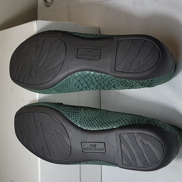 Anne Klein Aknoris green snake print leather loafers size 6M - Picture 8 of 8